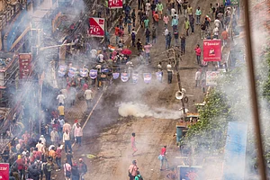 PTI : Police use teargas shells to disperse students who were marching from Howrah Maidan towards the state secretariat in protest against the RG Kar Medical College and Hospital incident, in Howrah, Tuesday, Aug. 27, 2024